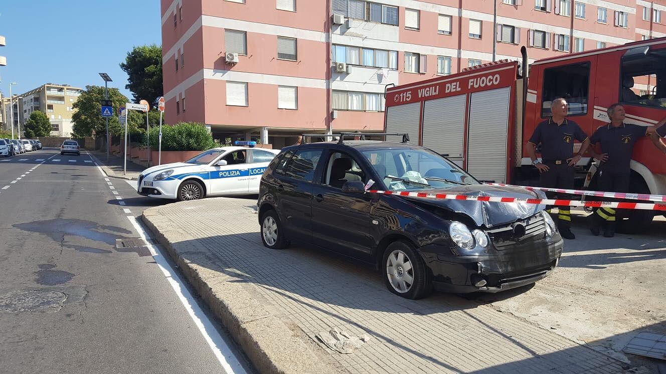 Cagliari, ubriaco alla guida si schianta su una colonnina dell’Enel in via Is Maglias