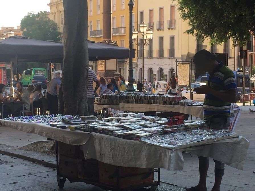 Cagliari, raffica di multe in piazza Yenne: colpiti 5 ambulanti abusivi