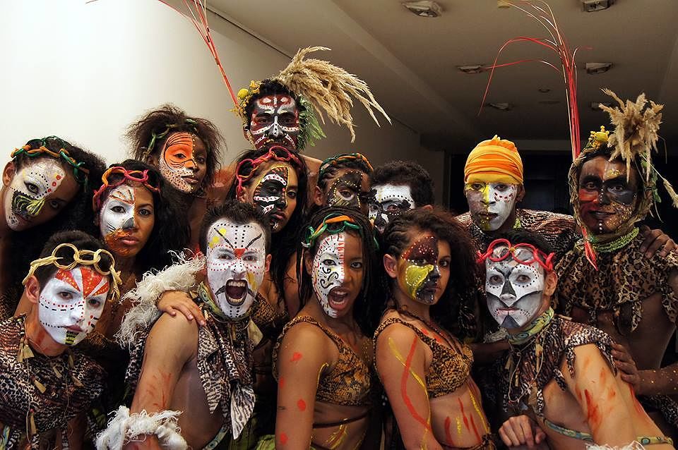 A Carloforte e Perdasdefogu la magia delle danze identitarie di Colombia, Serbia, Perù e Kazakistan