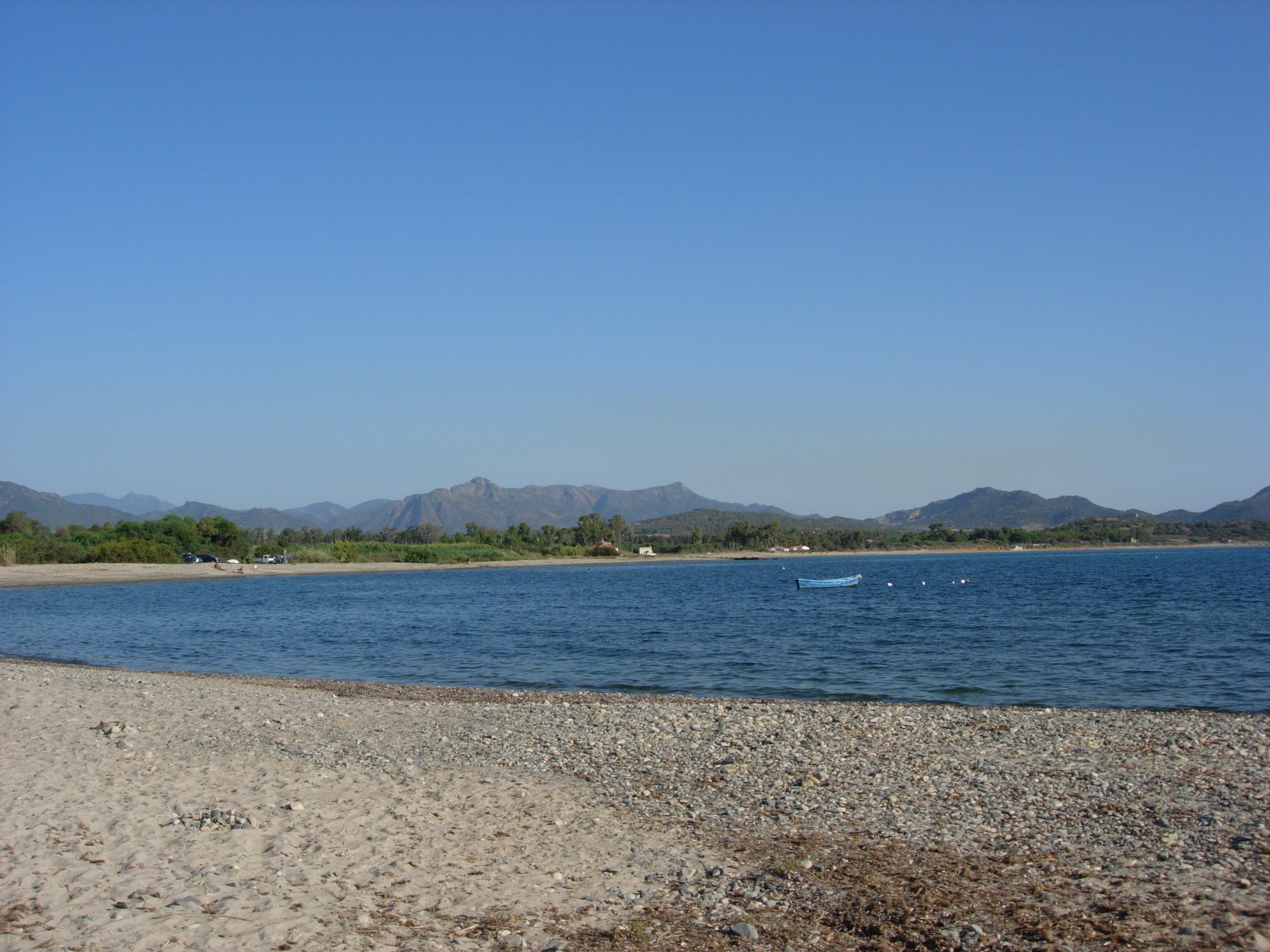 Un nudista in spiaggia a Pula, davanti a un bimbo di sei anni: il padre stizzito chiama la Polizia Municipale
