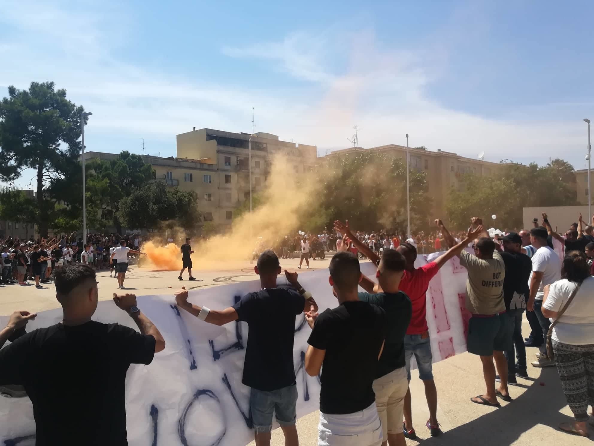 Clacson di motorini e fumogeni, piazza San Michele strapiena per l’ultimo saluto a William Corona