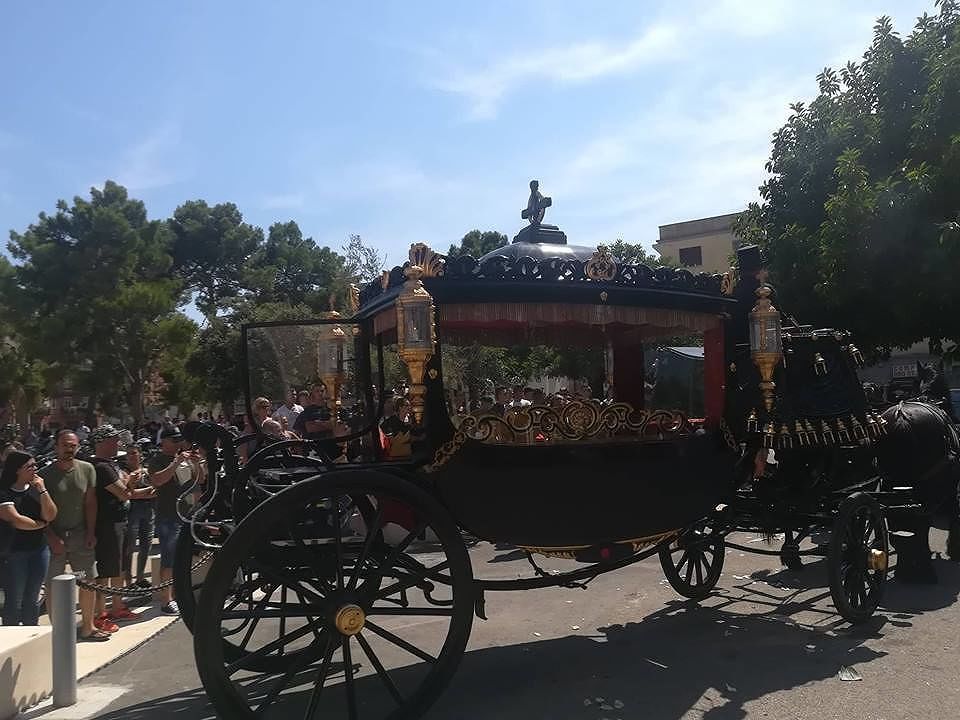 “Ciao Sghilli, piccolo grande uomo”: l’ultimo saluto di Cagliari col rombo dei motorini a William Corona