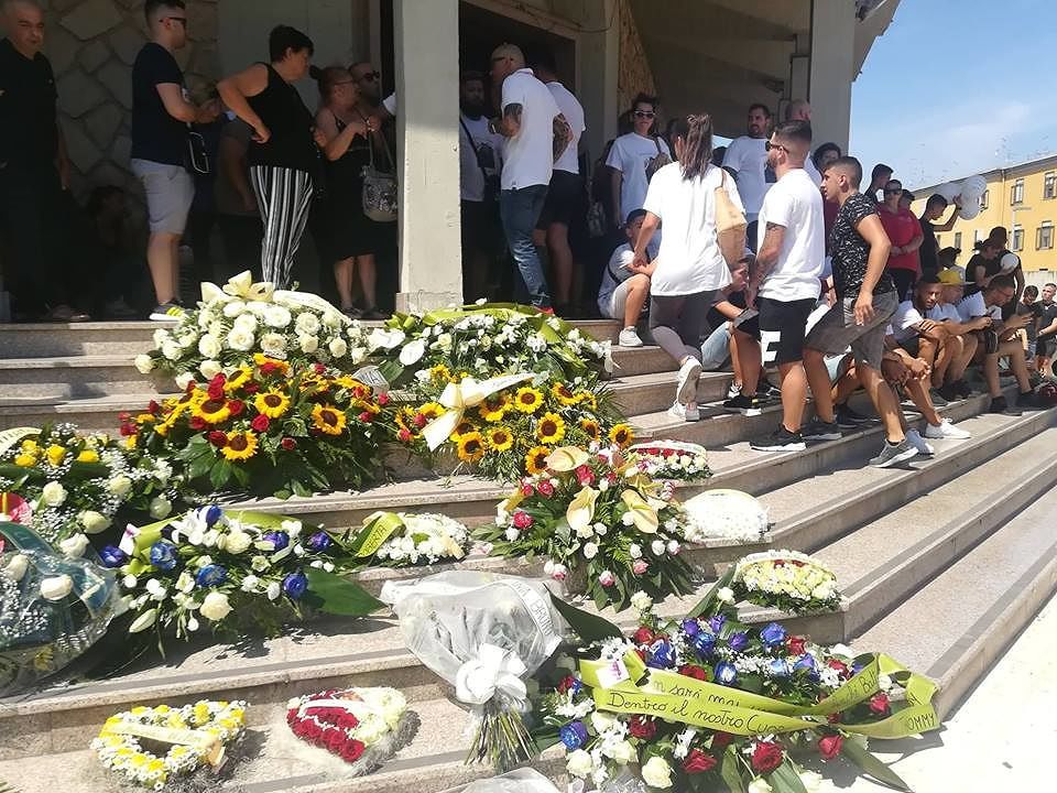 “Ciao Sghilli, piccolo grande uomo”: l’ultimo saluto di Cagliari col rombo dei motorini a William Corona