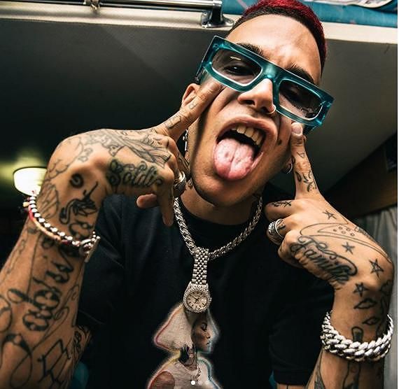 Sfera Ebbasta “infiamma” Cagliari, migliaia di giovanissimi fuori dalla Fiera sotto il sole