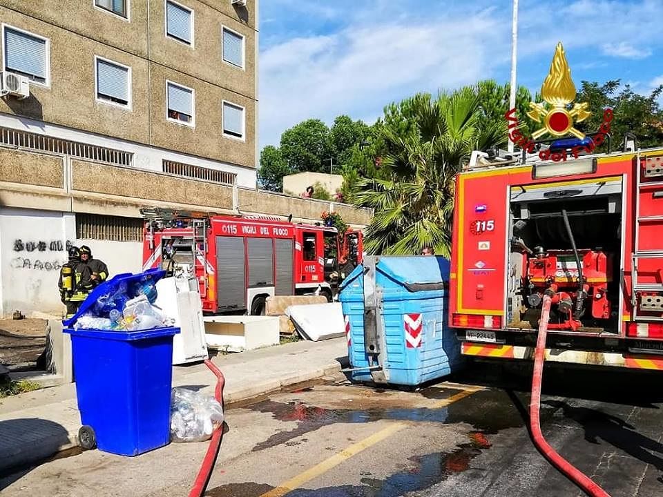 Cagliari, paura a Sant’Elia: cantina in fiamme, 2 cagnolini in salvo
