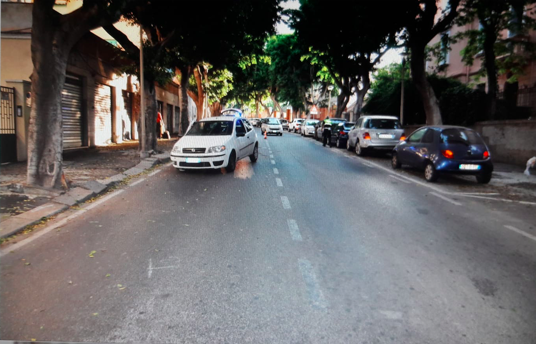 Cagliari, auto perde il controllo in viale Merello: 21enne in ospedale