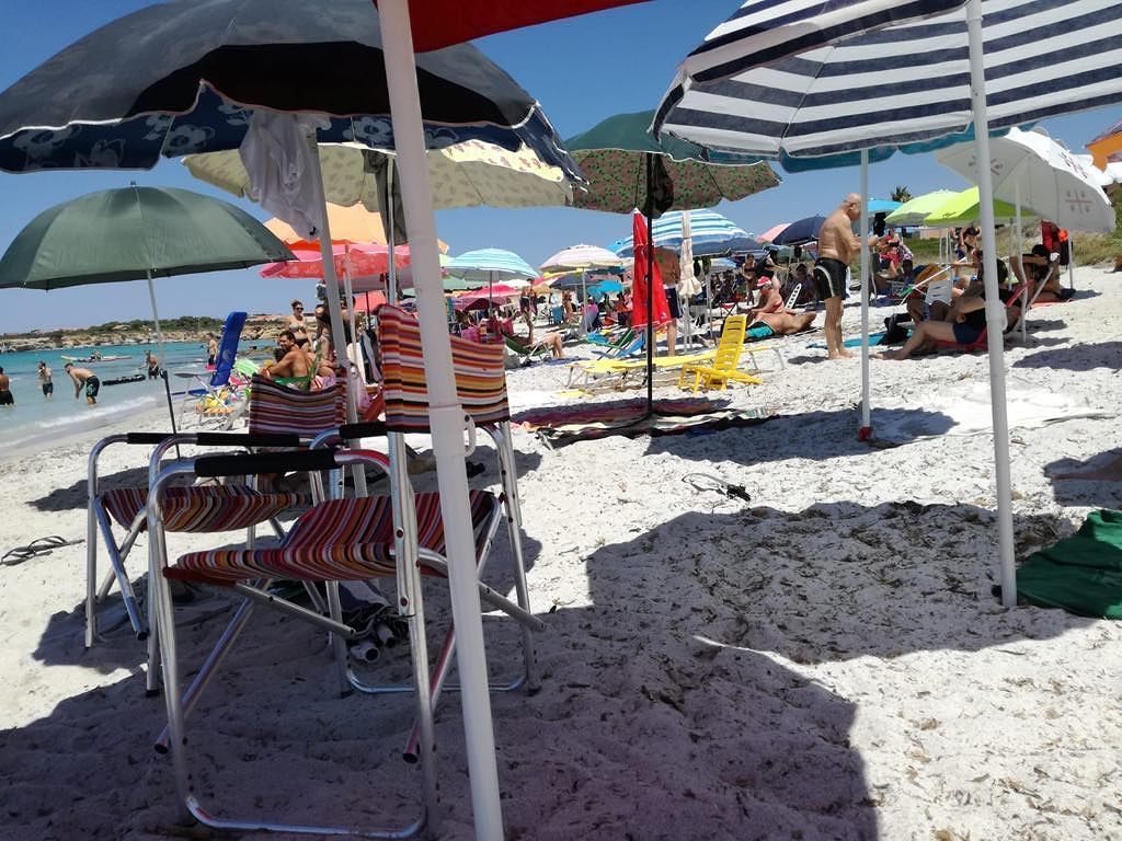 Furbetti degli ombrelloni in Sardegna: “Tutti a “sazzare” a pranzo, con la spiaggia vuota e occupata”