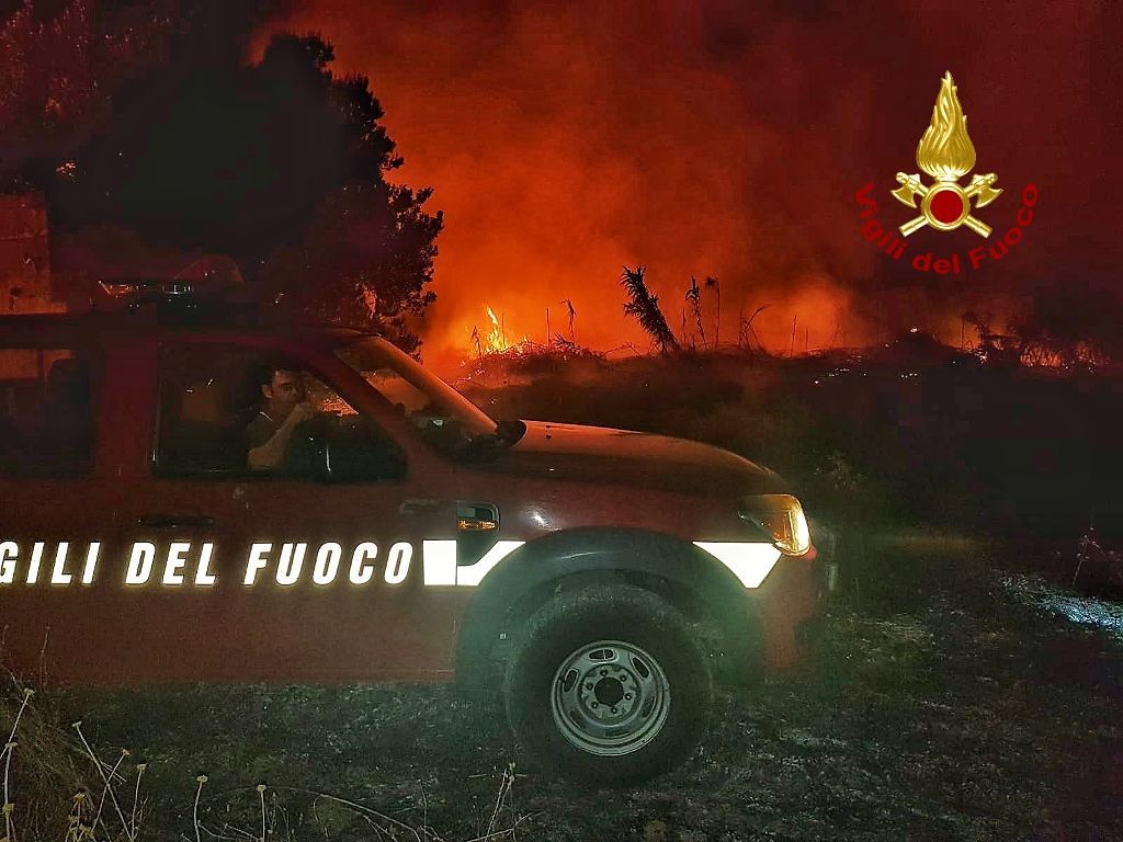 Due vasti incendi a Sestu e Monserrato, super lavoro per i vigili del fuoco
