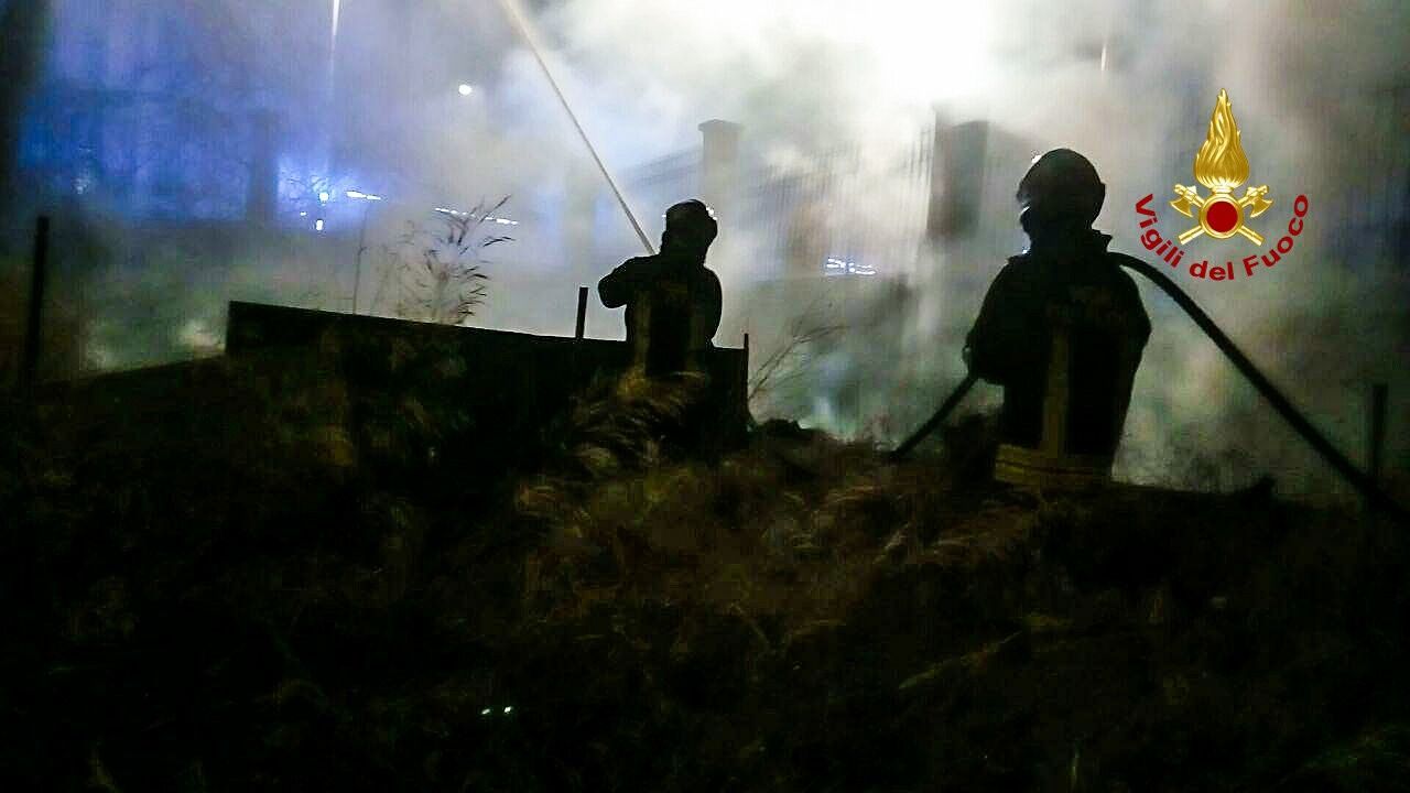 Cagliari, a fuoco una ex scuola in disuso: i vigili del fuoco salvano alcuni senzatetto