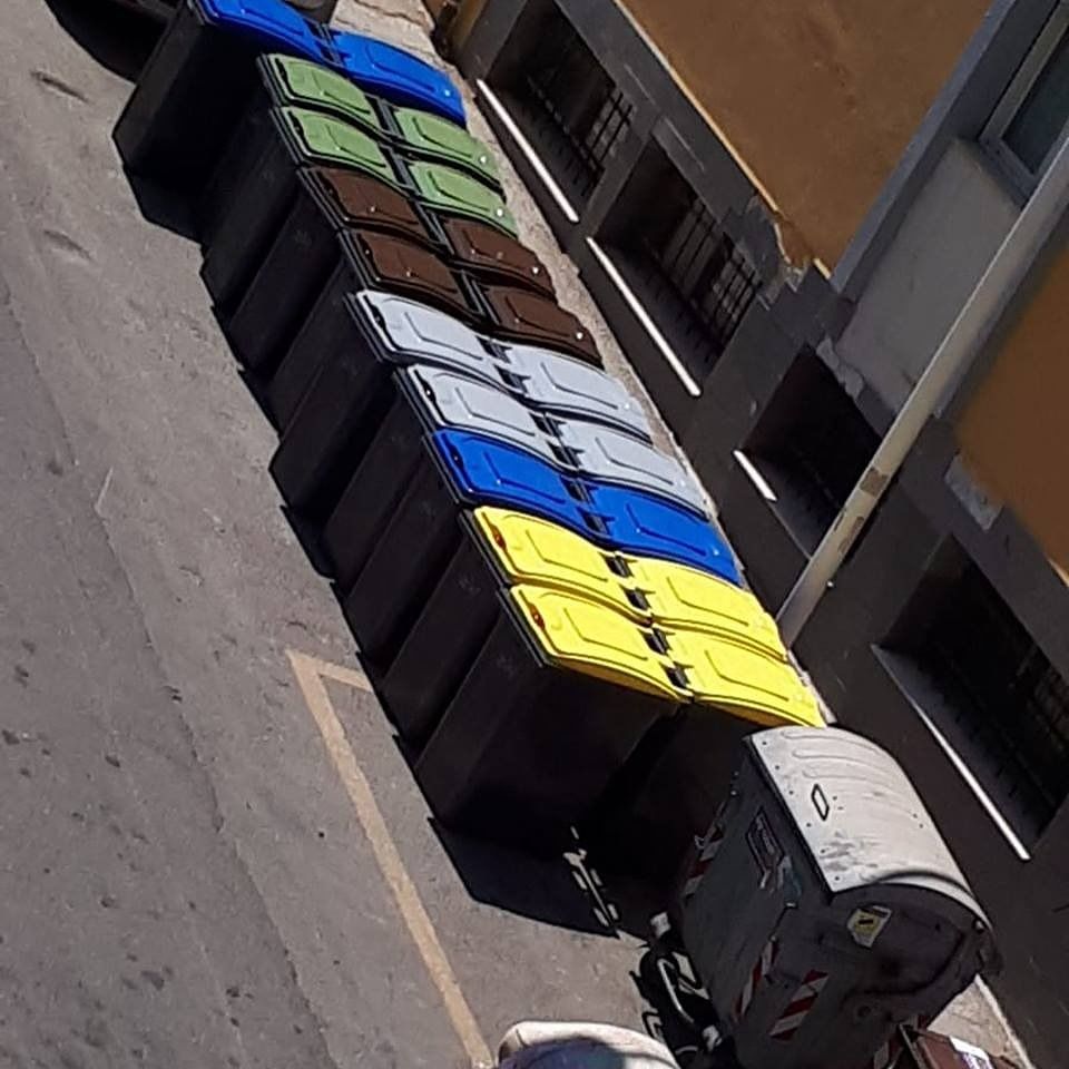 Cagliari, porta a porta beffa: “Mastelli in strada al posto delle auto, cittadini discriminati”