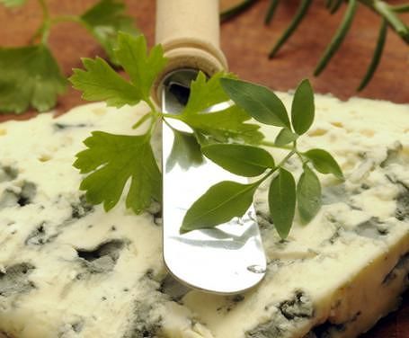 Corpi estranei dentro il formaggio alle erbe, stop alla vendita dal ministero della Salute