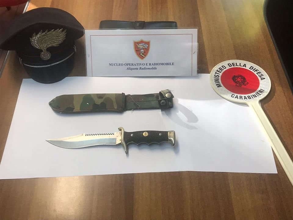 Sant’Elia, gira indisturbato con un pugnale dentro l’auto: 54enne nei guai