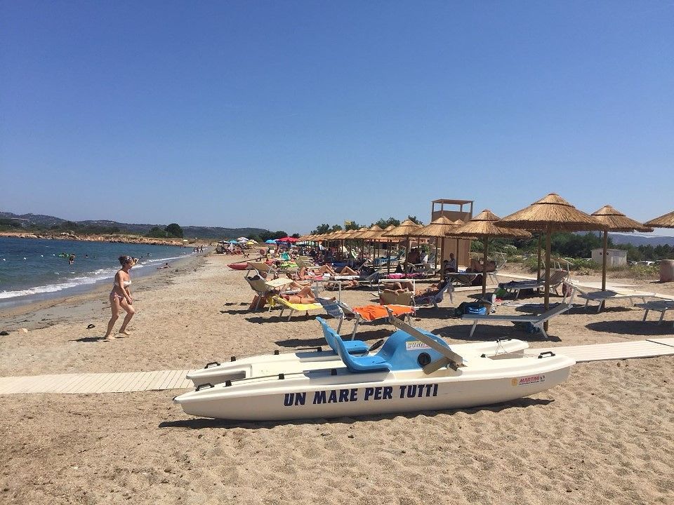 Sardegna, disabili felici al mare nella spiaggia super attrezzata: “Vacanze per tutti”