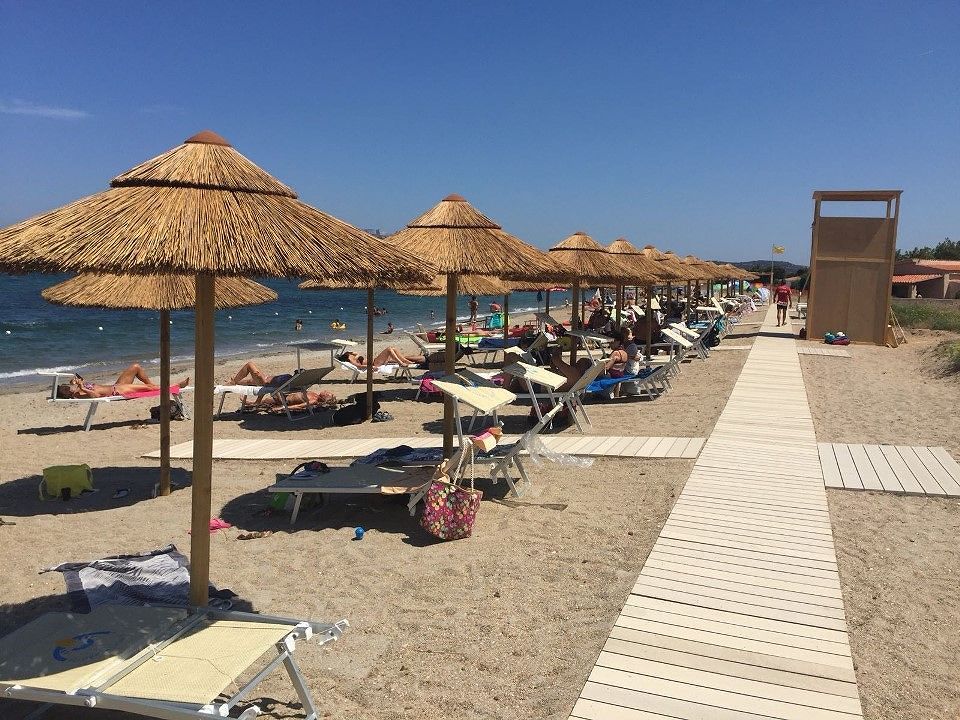 Sardegna, disabili felici al mare nella spiaggia super attrezzata: “Vacanze per tutti”