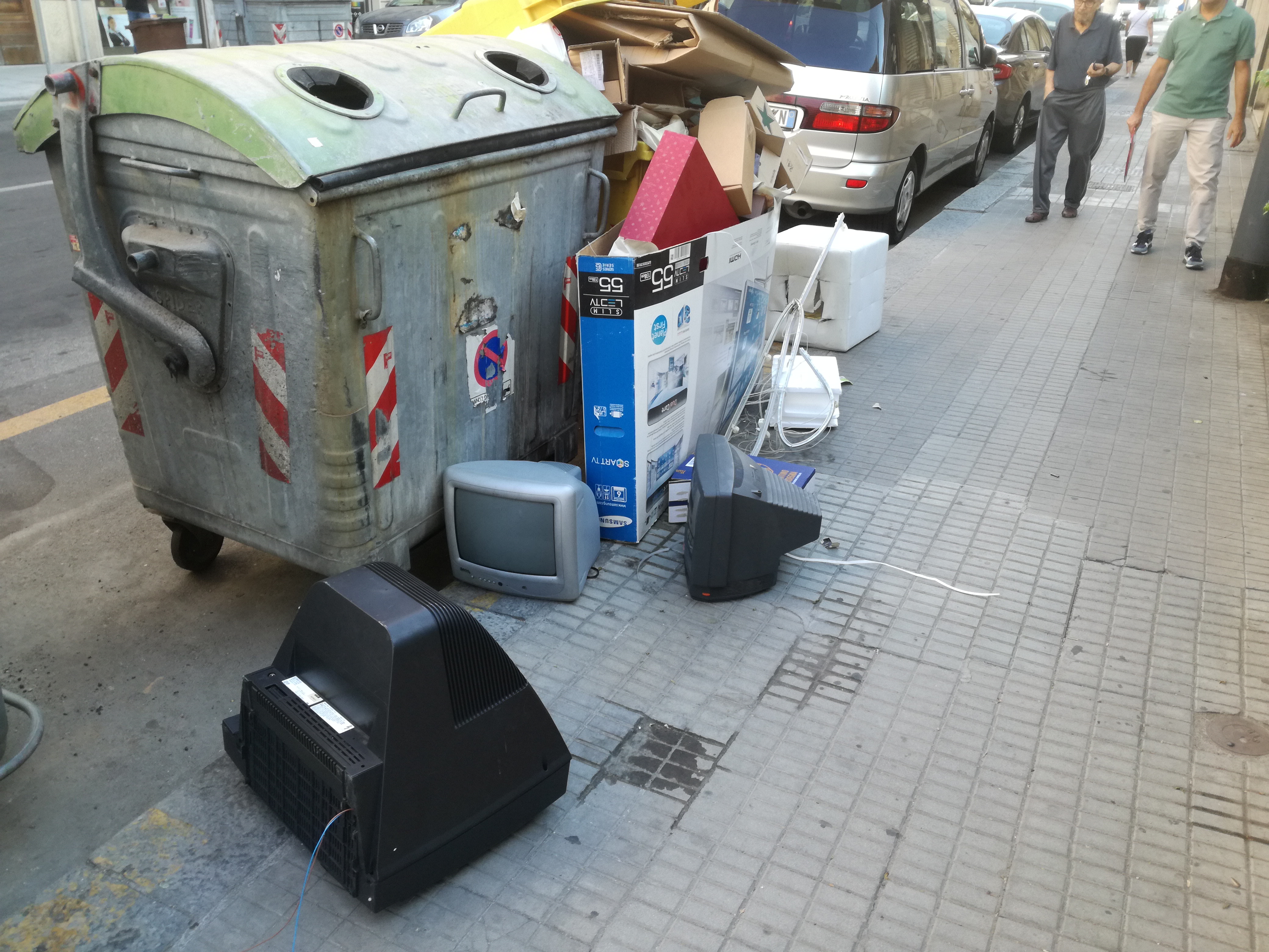 Rifiuti a Cagliari: “Se manca il senso civico, il Comune che fa?”