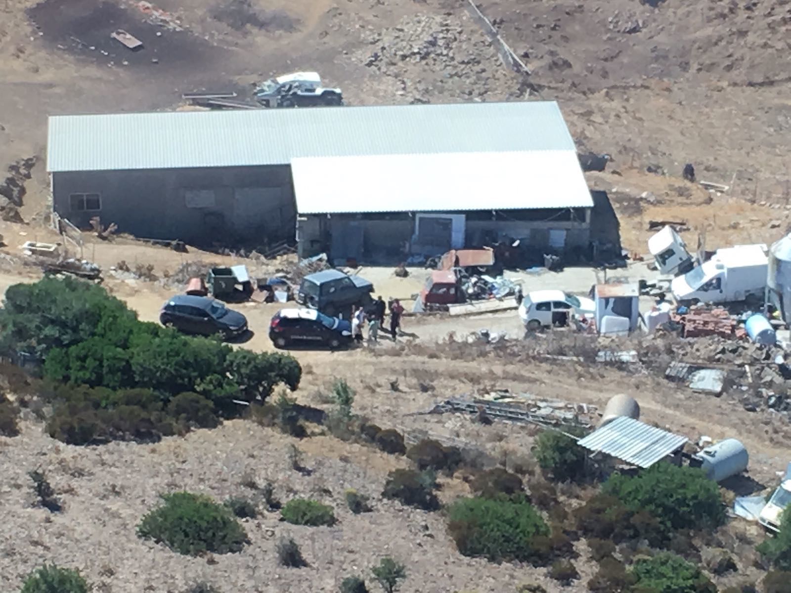 Eternit, carcasse e rifiuti pericolosi a Carbonia: una denuncia per discarica abusiva