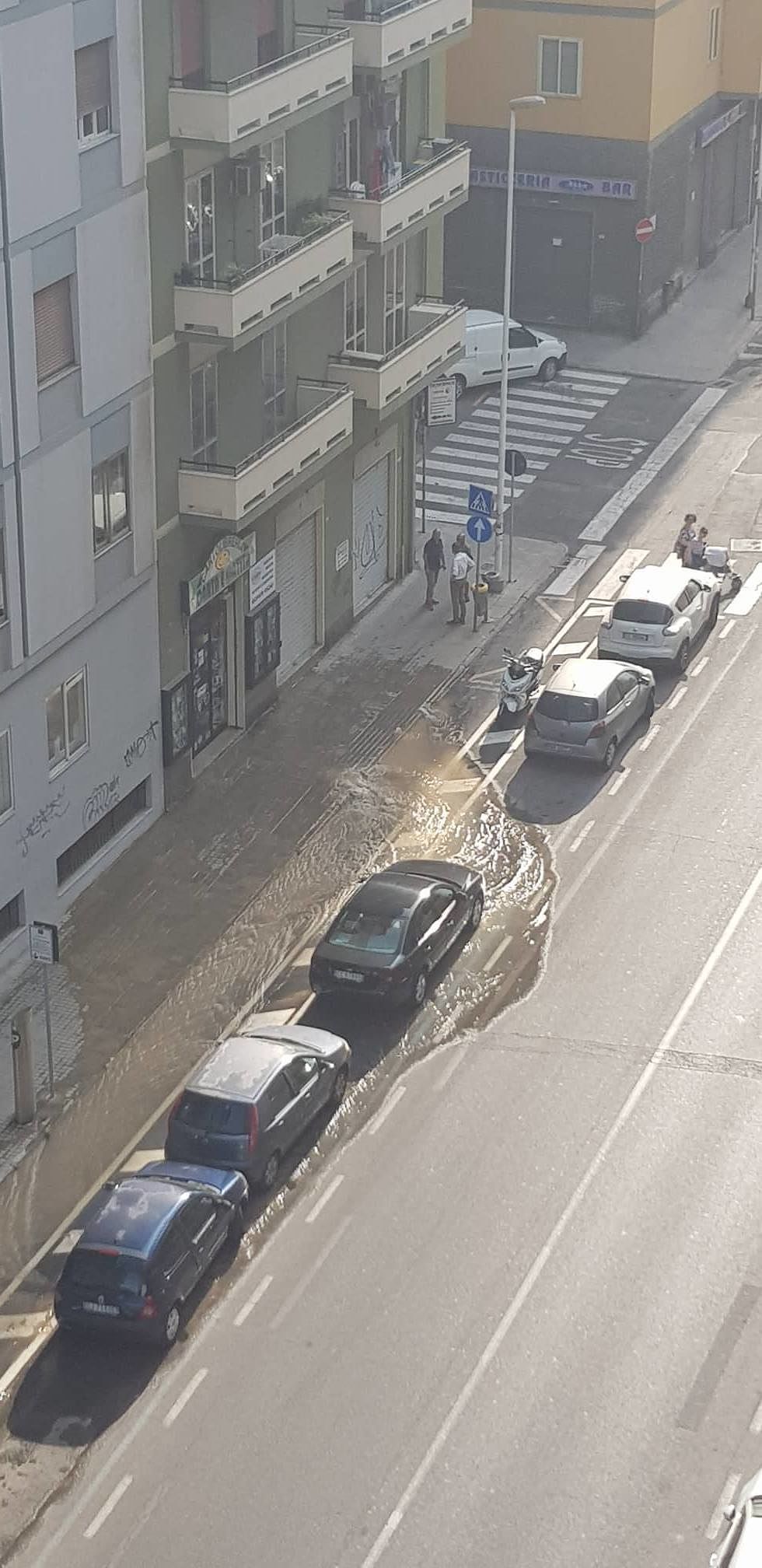 Cagliari, maxi perdita d’acqua in via dei Giudicati: “Rubinetti a secco dalle tre”