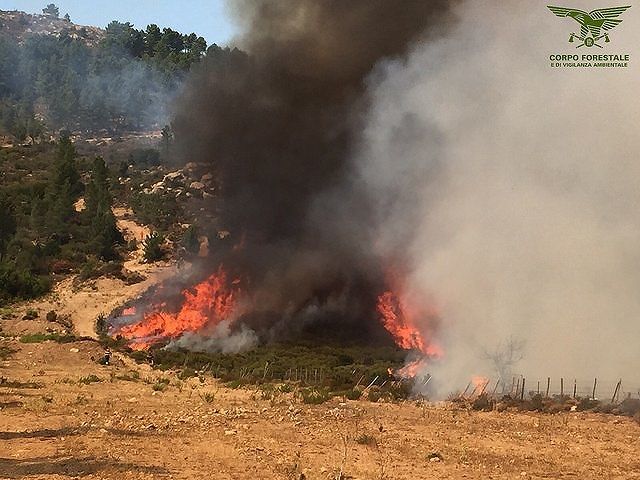 Incendi, fiamme a Carbonia: elicottero in azione