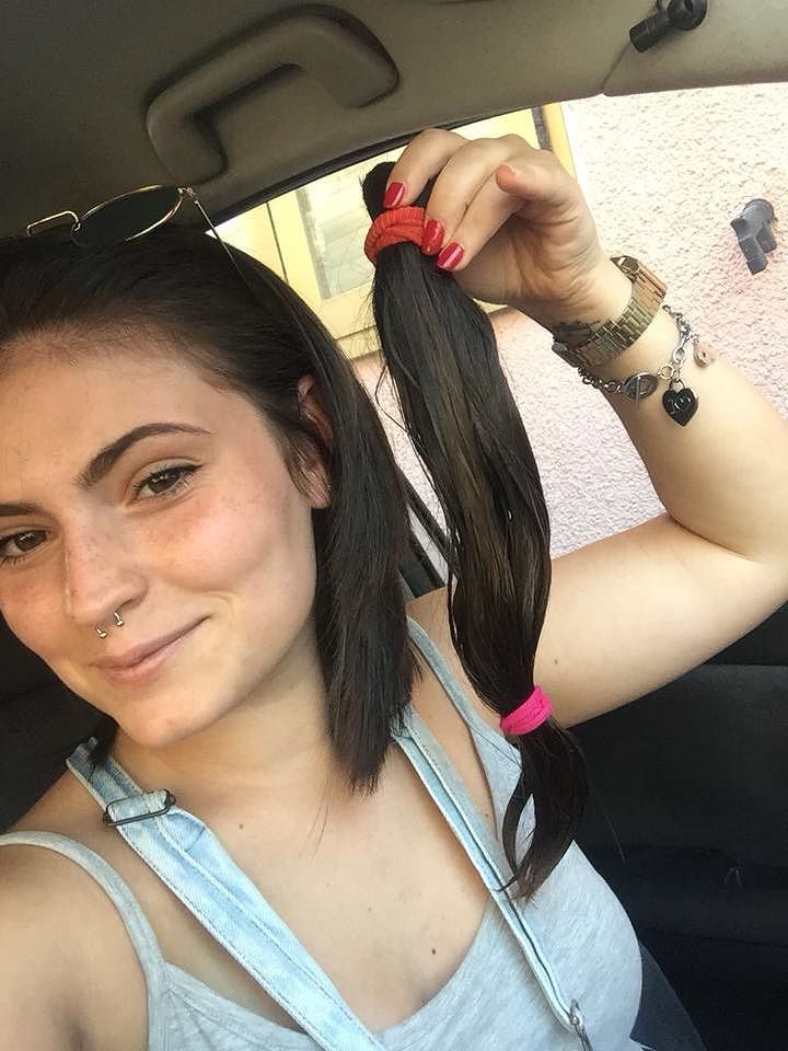 Pamela, una ciocca di capelli per le donne sarde con il cancro: “Ve li dono con tutto il mio cuore”