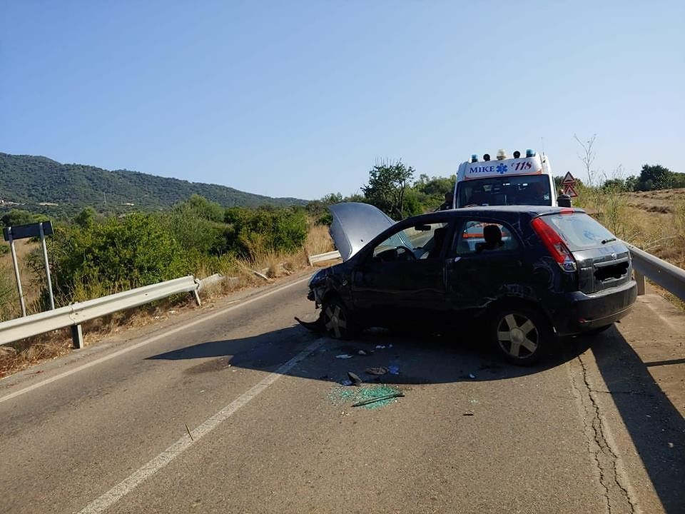 Paura a Muravera, auto si ribalta su un fianco: 29enne ferita trasportata all’ospedale