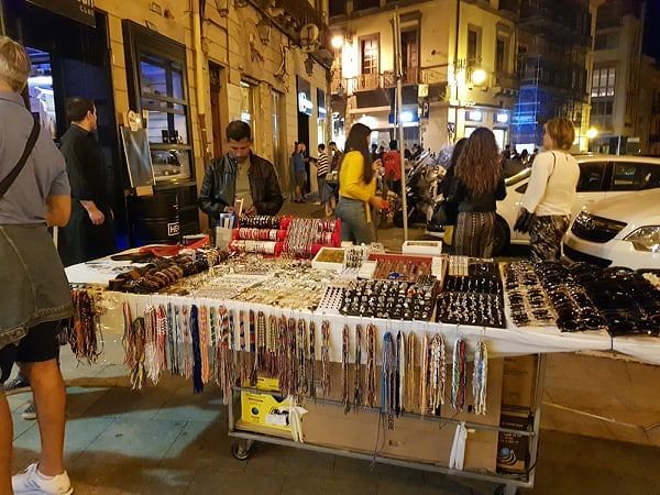 Cagliari, ambulanti in piazza Yenne, Fdi: “Ostacolano il passaggio, via le bancarelle”