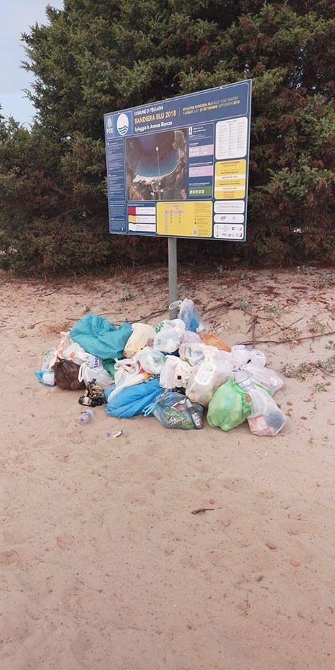 Gli incivili non risparmiano neanche la bellissima spiaggia di Is Arenas Biancas