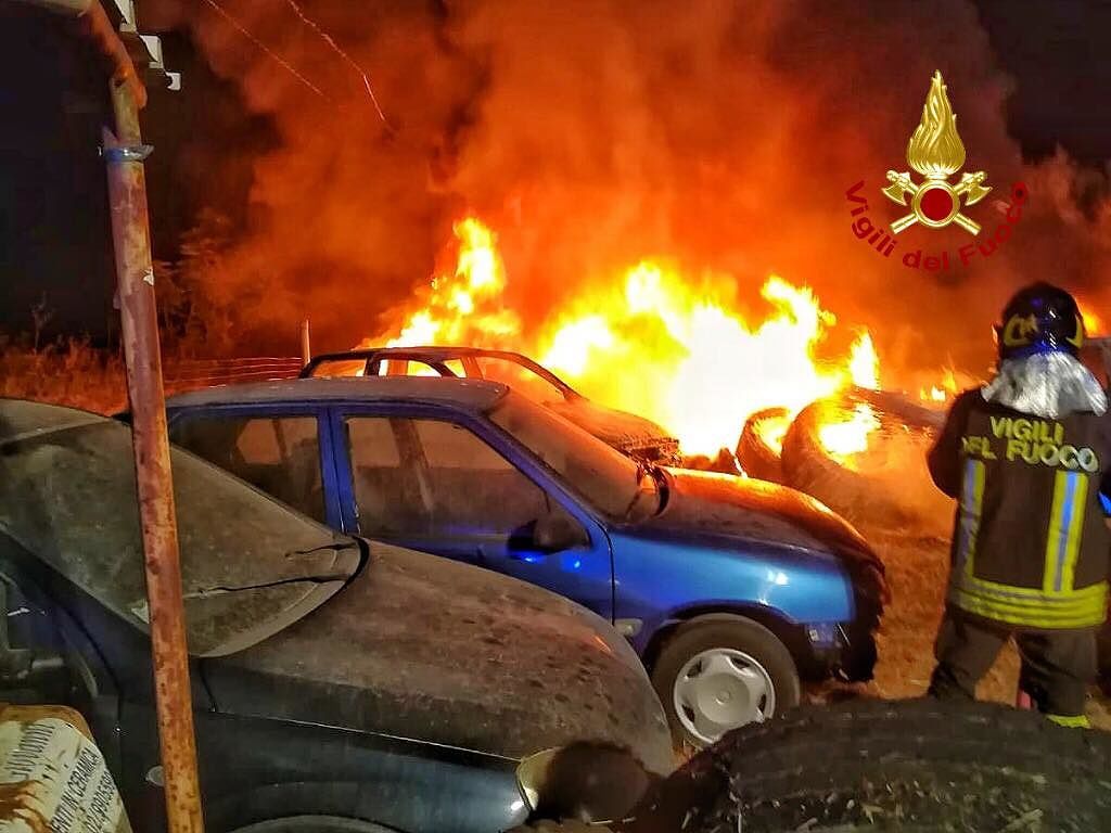 In fiamme catasta di pneumatici a Villacidro: il rogo danneggia anche diverse auto