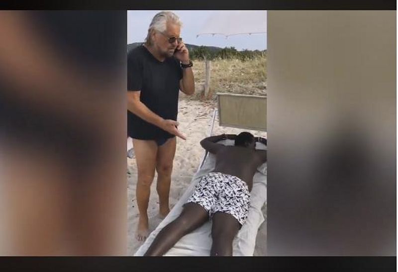 Siparietto di Beppe Grillo in Sardegna: “Salvini, qui i migranti prendono il sole. Che fai?”