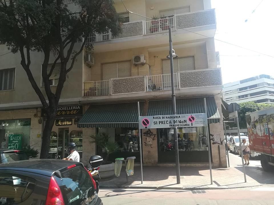 Cagliari, in via Dante la curva degli automobilisti cafoni: “Occhio, fanno multe a manetta”