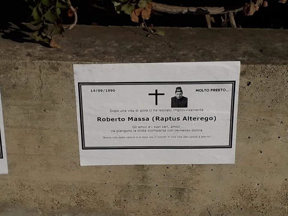 Cagliari, canzone contro movida e fighetti: finti necrologi sotto casa di Roberto degli Alter Ego