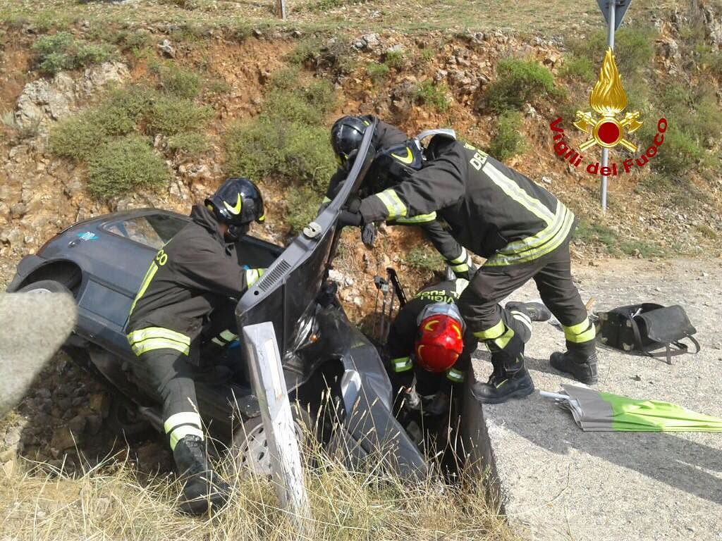 Perde il controllo dell’auto che si ribalta sulla Ss119: padre e figlio incastrati tra le lamiere