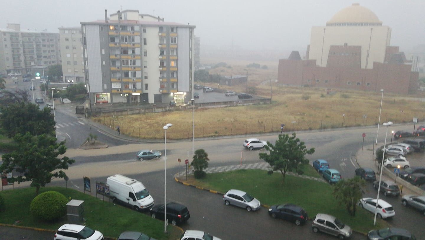 Caos per il nubifragio e un fiume d’acqua sulla statale 554, spenti i semafori a Quartucciu