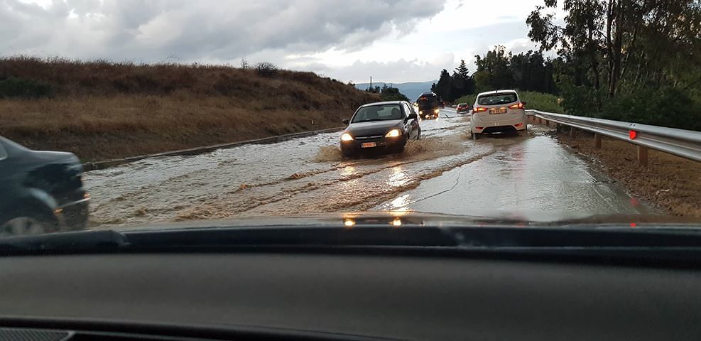 Emergenza pioggia in tutta l’area vasta cagliaritana, la bomba d’acqua crea paura nella statale 125