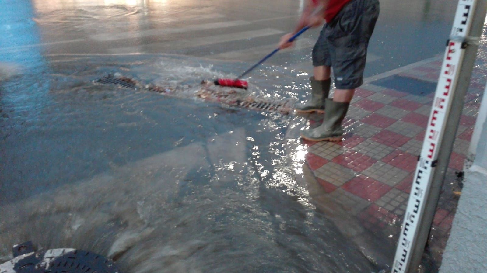 Nubifragio su Pirri, esplodono le fogne in via Dolianova. Residenti esasperati: “Siamo nella m…..”