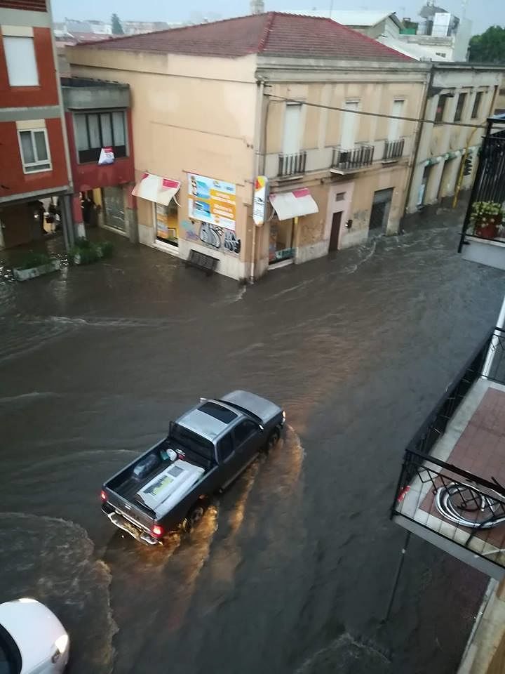 Pirri come Venezia: via Italia di nuovo allagata, di fronte al bar Mariuccia è il caos
