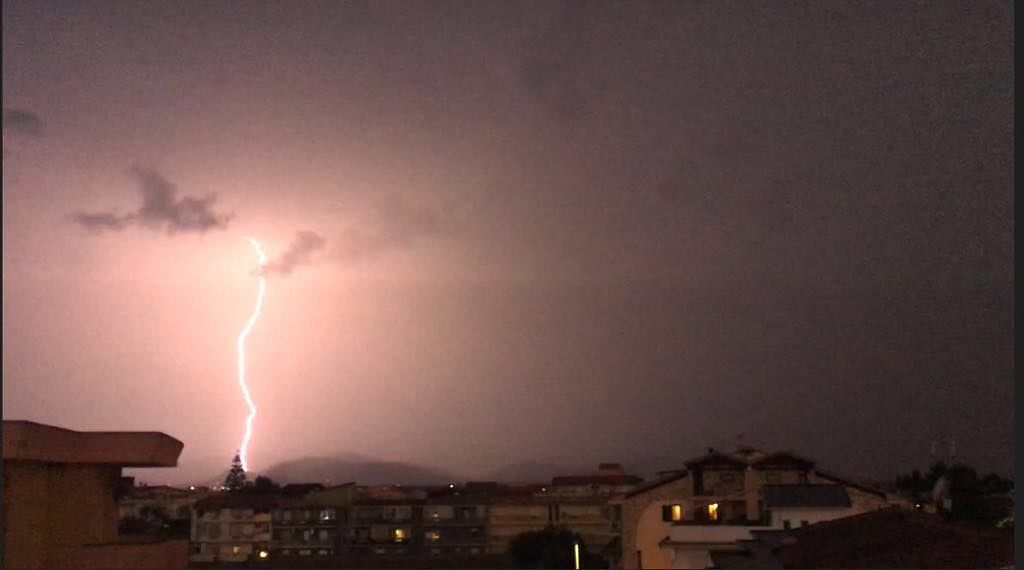 Un fulmine squarcia il cielo sopra Assemini: la foto simbolo della nostra lettrice Daniela