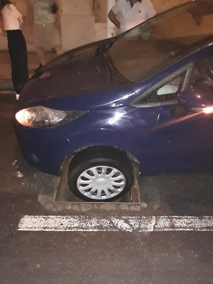 “Occhio ai tombini scoperchiati in viale Cimitero: guardate cosa è successo alla mia auto…”