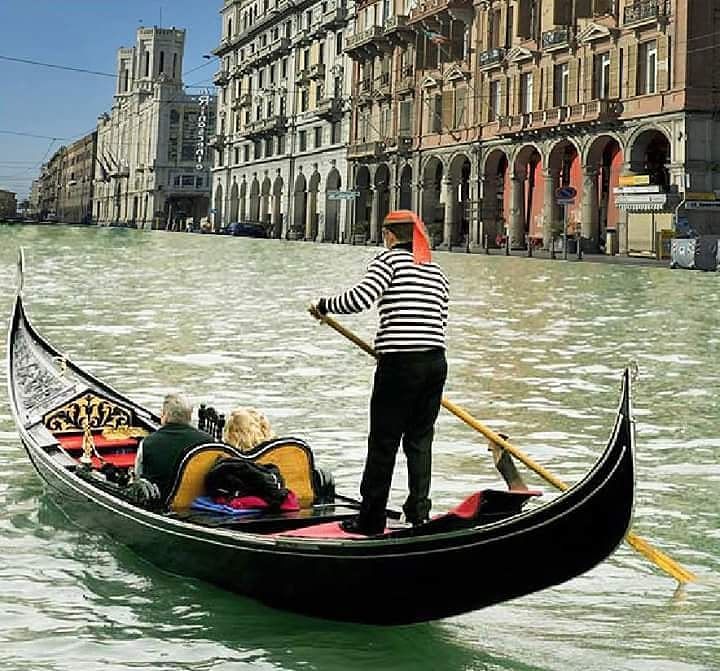 Cagliari come Venezia, impazzano le parodie sul web: una gondola nella via Roma di Zedda