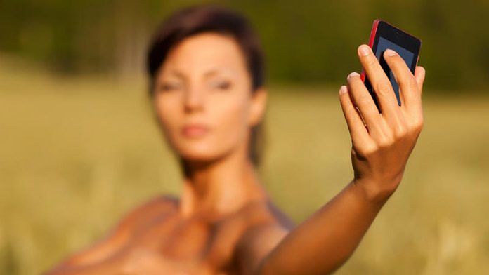 Sale su una gru per farsi un selfie, precipita e muore a 23 anni