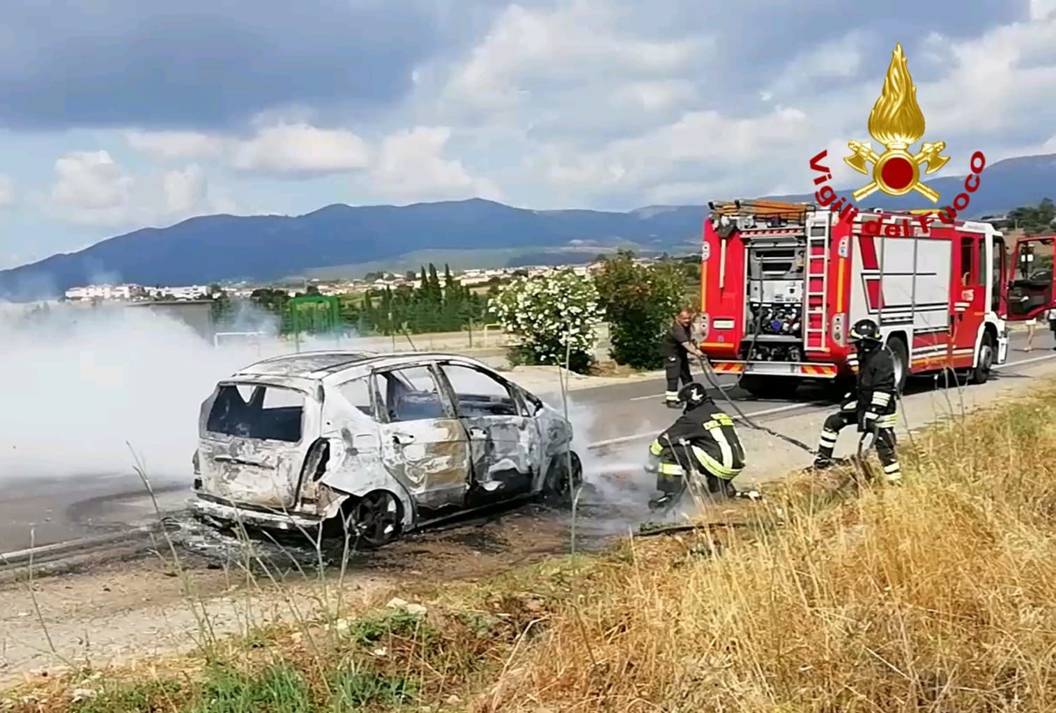 Auto in fiamme in marcia nella circonvallazione di Serdiana, il conducente salvo per miracolo