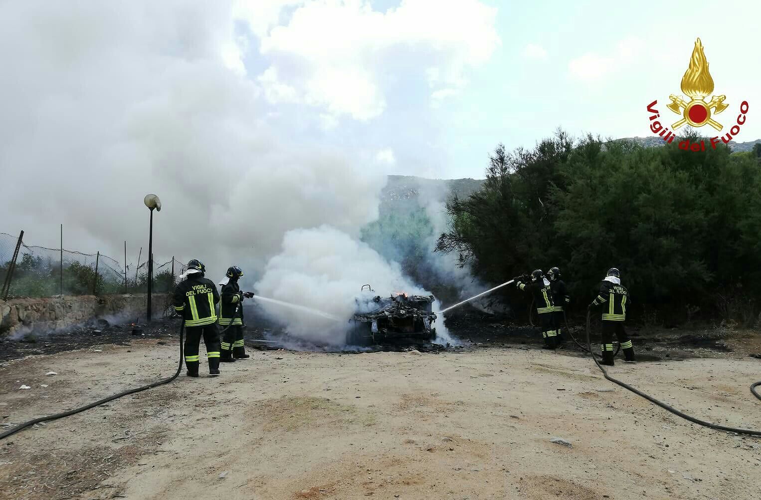 Camper prende fuoco a Solanas, bombole esplodono a pochi metri della spiaggia