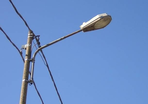 Si appoggia al palo della luce, muore folgorato a 25 anni