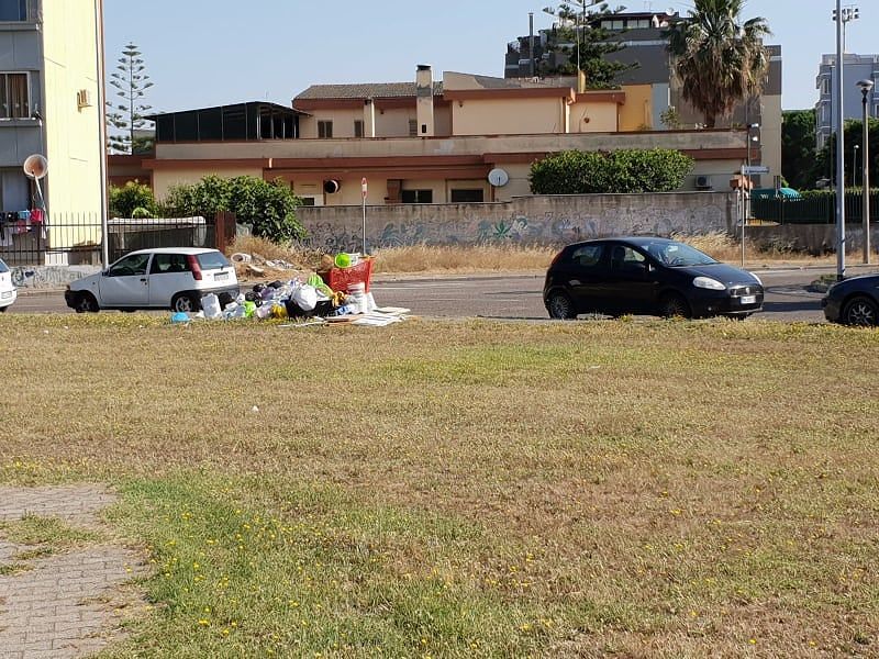 Cagliari, piazza delle Muse senza cestini e panchine: “Col porta a porta è una discarica”