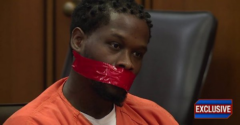 L’imputato si rifiuta di tacere, il giudice lo fa imbavagliare con del nastro adesivo