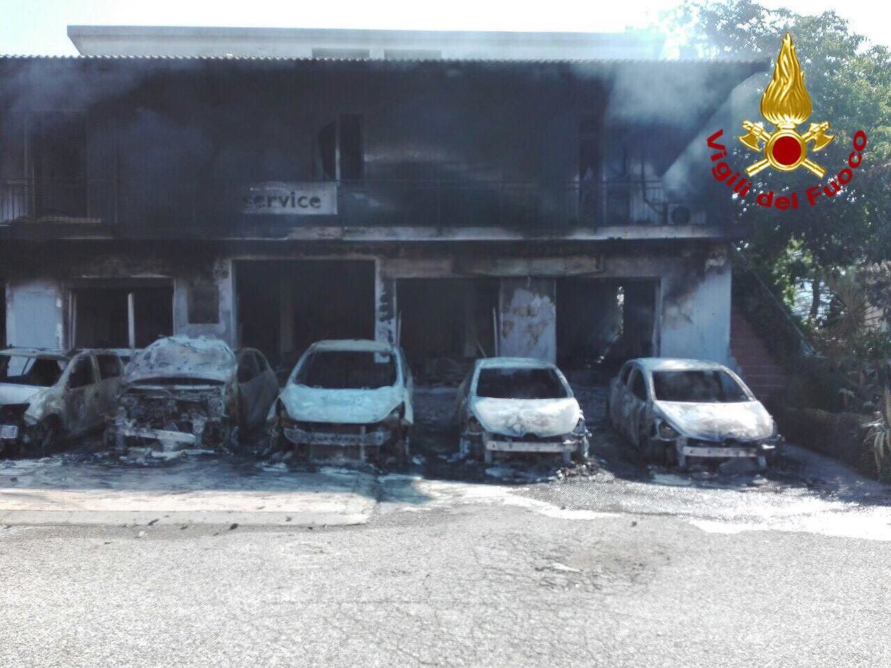 Isili, terribile incendio distrugge un’officina e decine di auto: strada chiusa