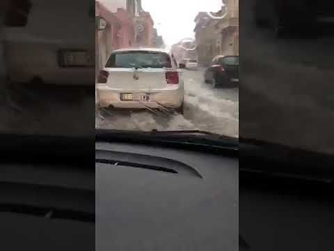 Bomba d’acqua ad Assemini, la paura di due ragazze in auto: “Se ci si ferma la macchina qui…”