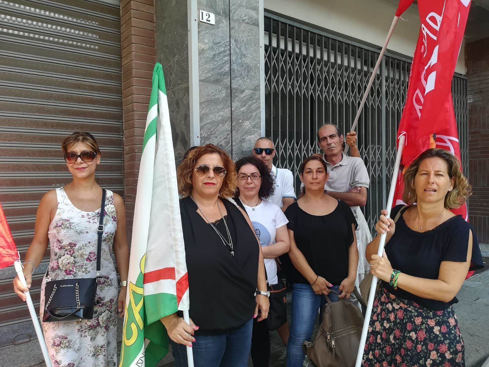Cagliari, il dramma dei lavoratori delle pulizie: “La Regione ci taglia ore, siamo i nuovi precari”