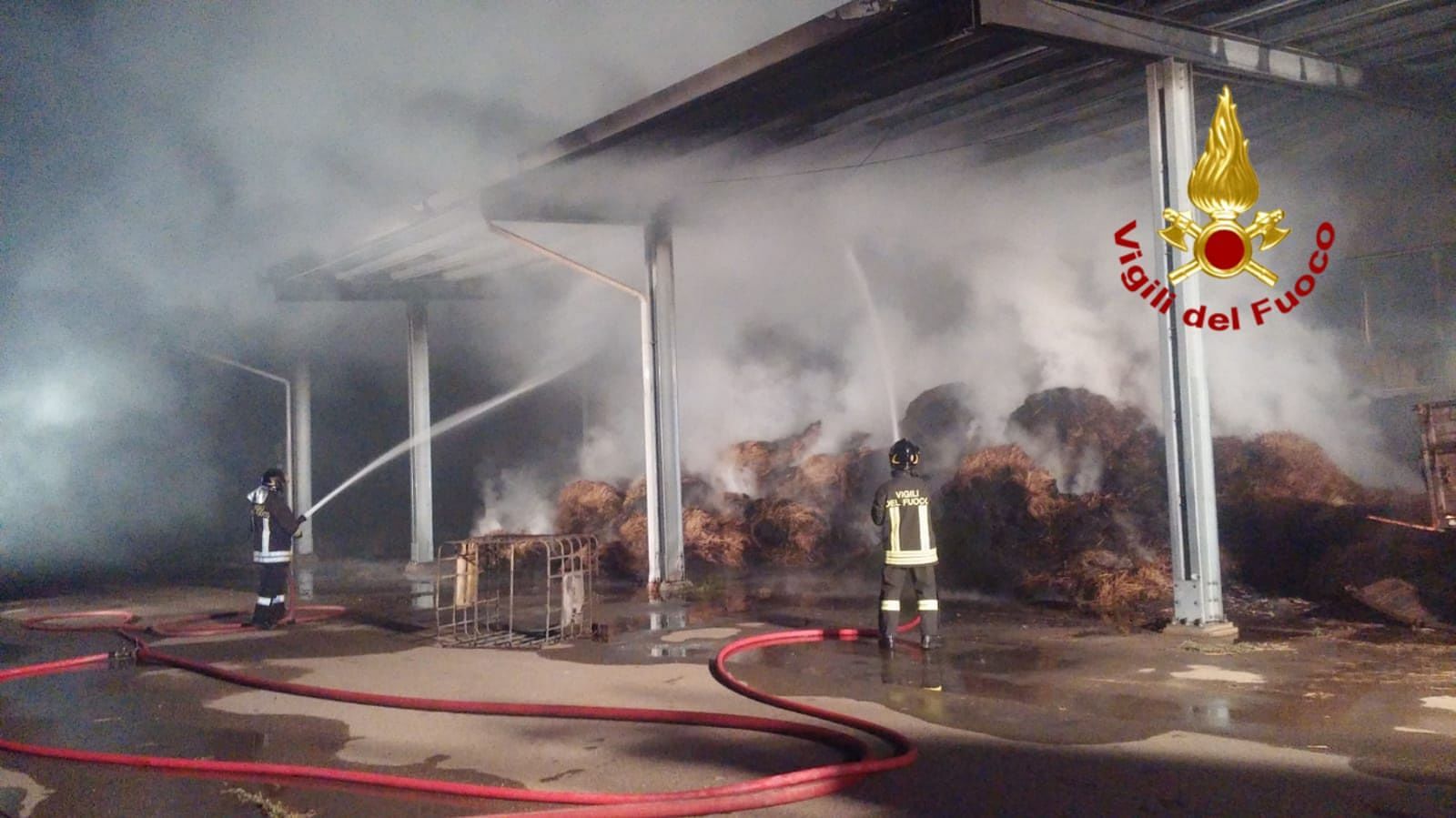 Azienda in fiamme a Villasor: vigili impegnati per ore, il fuoco non dà tregua