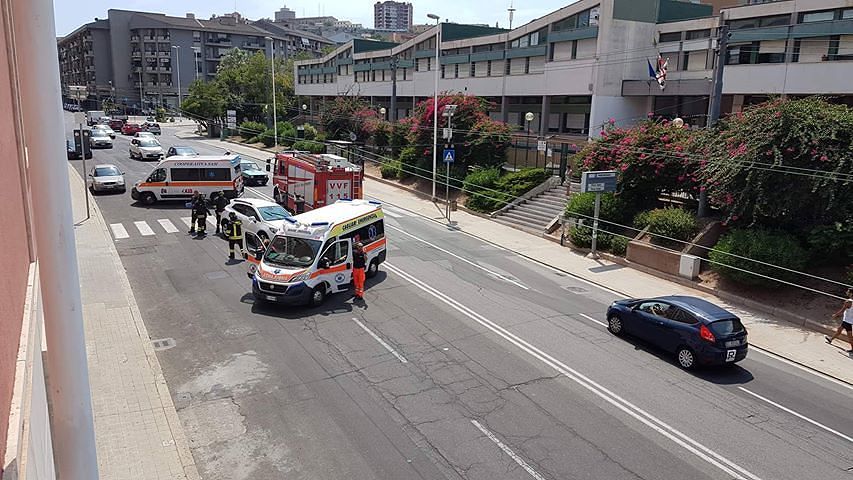 Tamponamento con feriti in viale Ciusa a Cagliari: due ambulanze sul posto