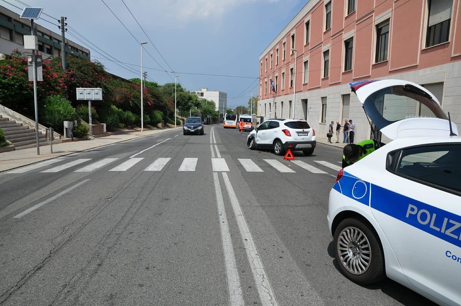 Cagliari, esce dal parcheggio in viale Ciusa e si scontra con un’auto: un ferito all’ospedale